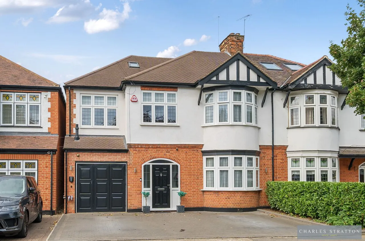 4 bed house for sale — Pemberton Avenue, Romford, Essex, RM2 6HA