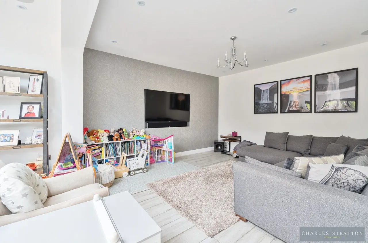 Pemberton Avenue, Romford, Essex, RM2 6HA, photo 7