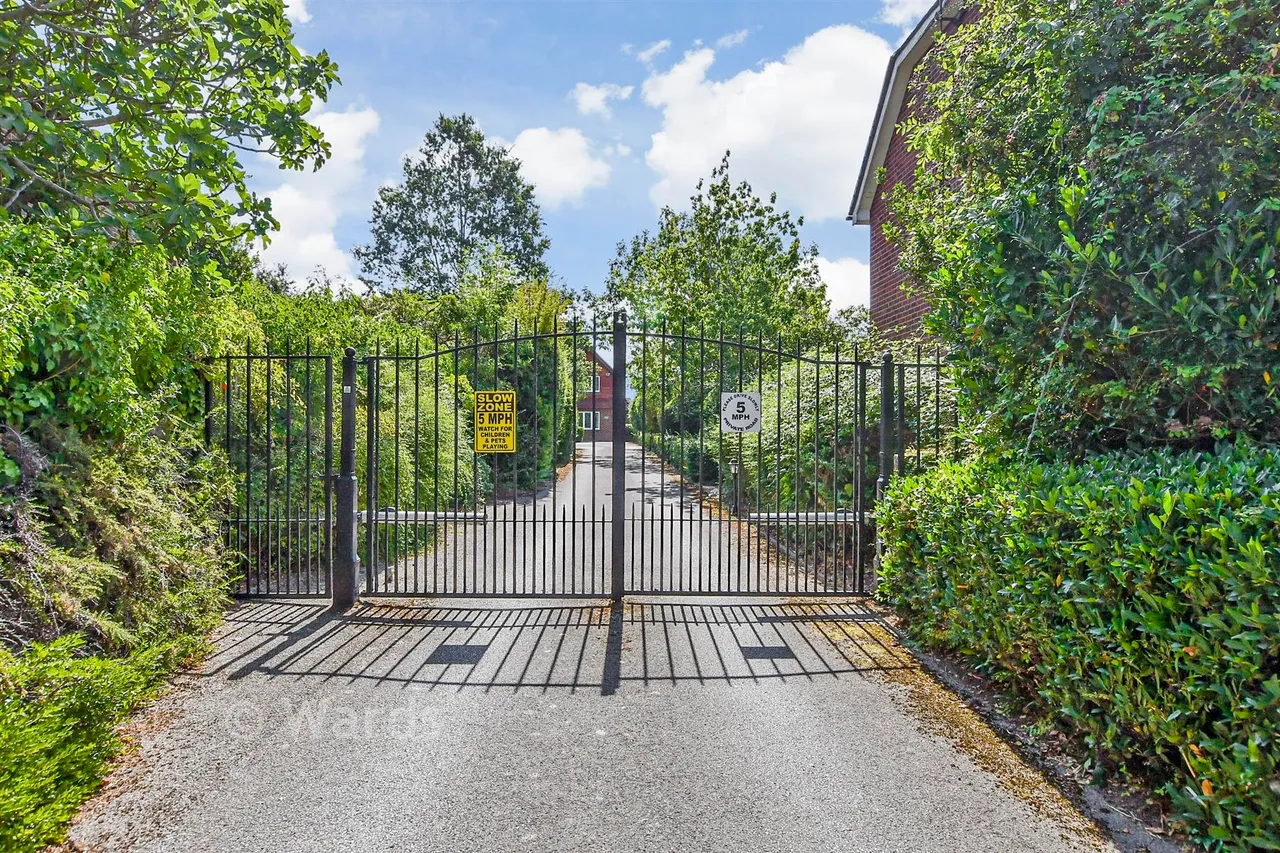 Wades Close, Marden, TN12, photo 21
