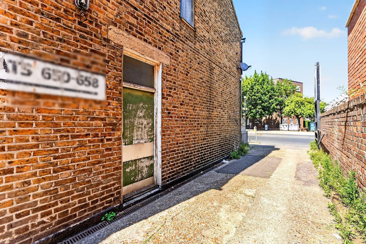 2 bed flat for sale — Garratt Lane, London