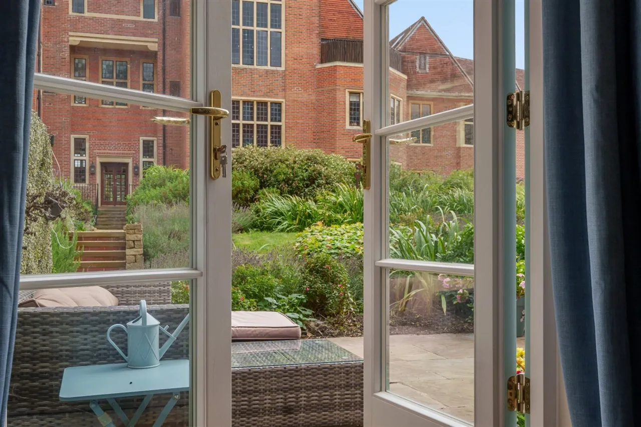 2 bed property for sale, Kings Drive, Midhurst, GU29