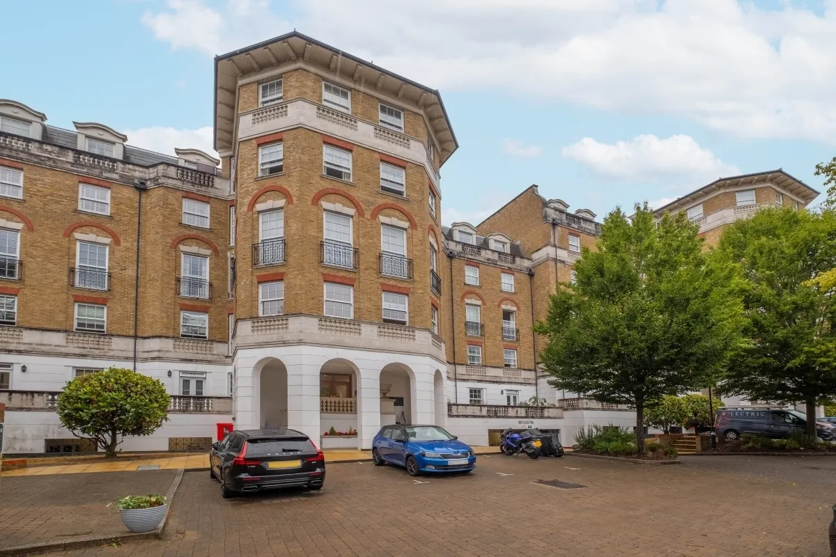 2 bed flat to rent — Chapman Square London SW19