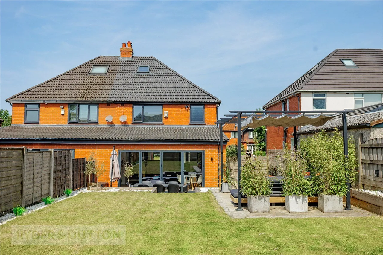 4 bed house for sale, Ripponden Road, Moorside, OL4