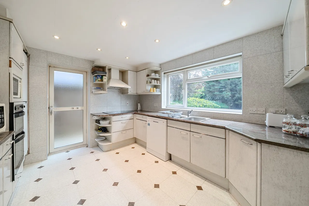 Watford Road, Northwood, HA6, photo 4