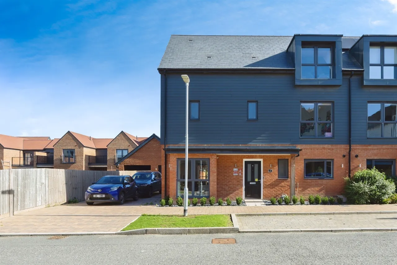 5 bed house for sale — Highwood Drive, Chilmington Green, Ashford
