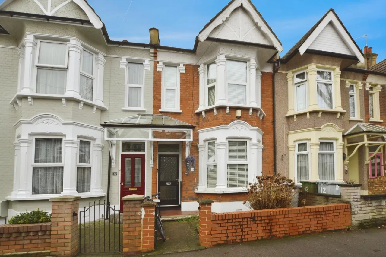 3 bed house for sale — Brampton Road, London
