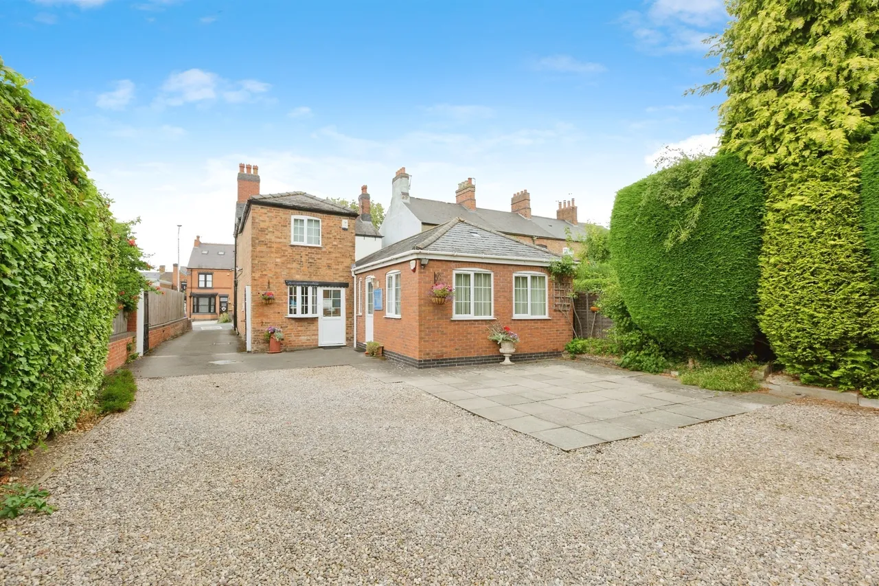 4 bed house for sale — Leicester Road, Hinckley