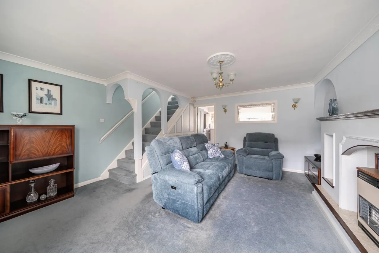 Charlton Drive, High Green, Sheffield, photo 5