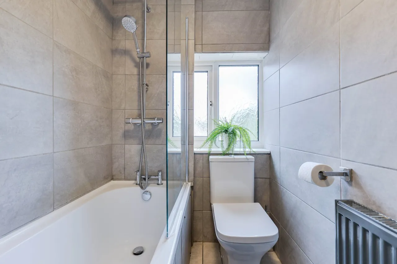 Broadgate Lane, Horsforth, LS18, photo 14