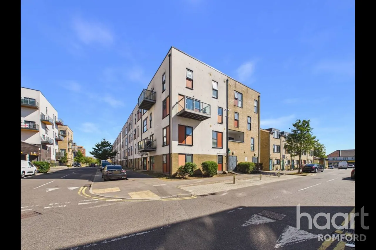 3 bed flat for sale, Bournebrook Grove, Romford, RM7