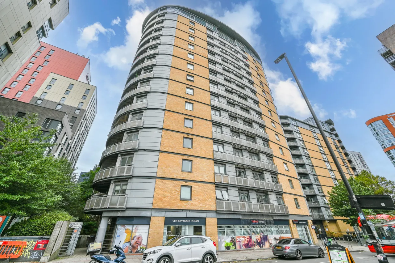 1 bed flat for sale — 118 Ebbett Court, Victoria Road, London