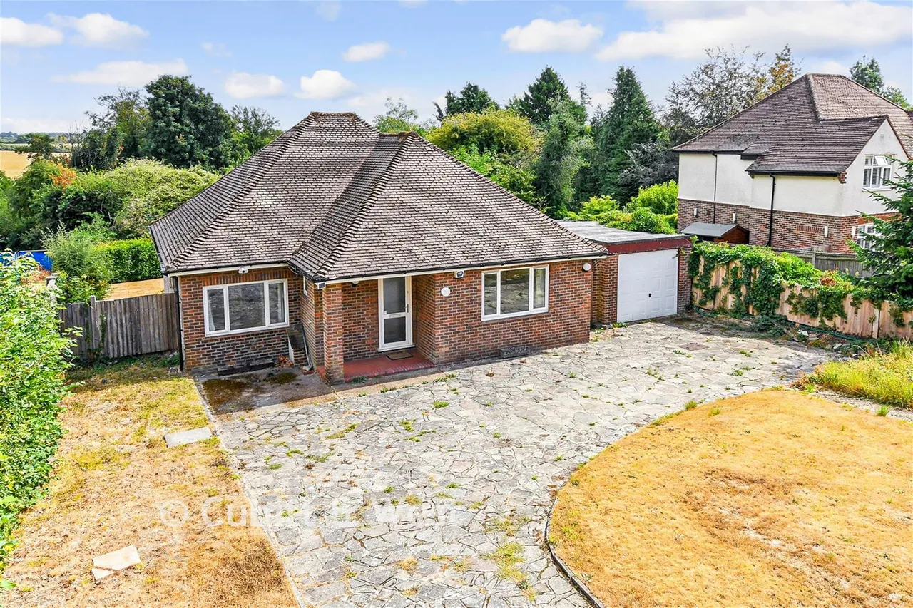 4 bed chalet for sale, Tupwood Lane, Caterham, CR3