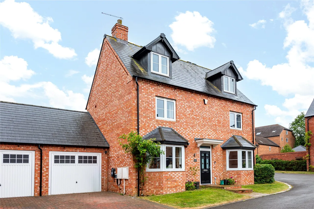 4 bed property for sale, Rose Acre Close, Weedon, NN7