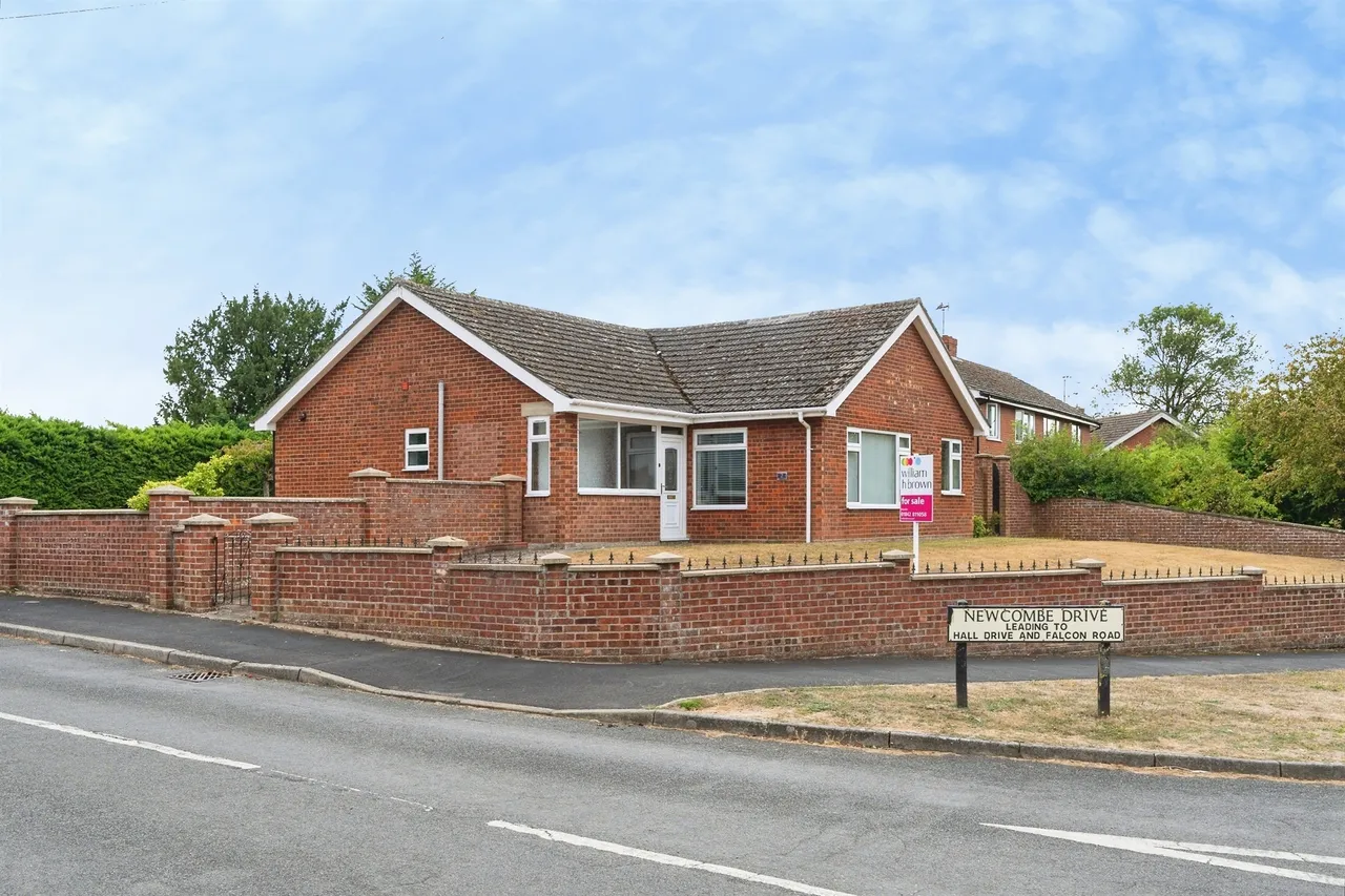 3 bed house for sale — Newcombe Drive, Feltwell, Thetford