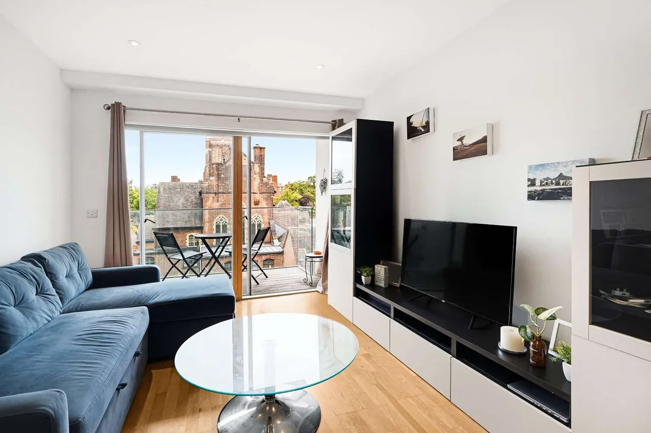 2 bed flat to rent, Streatham High Road, London, SW16
