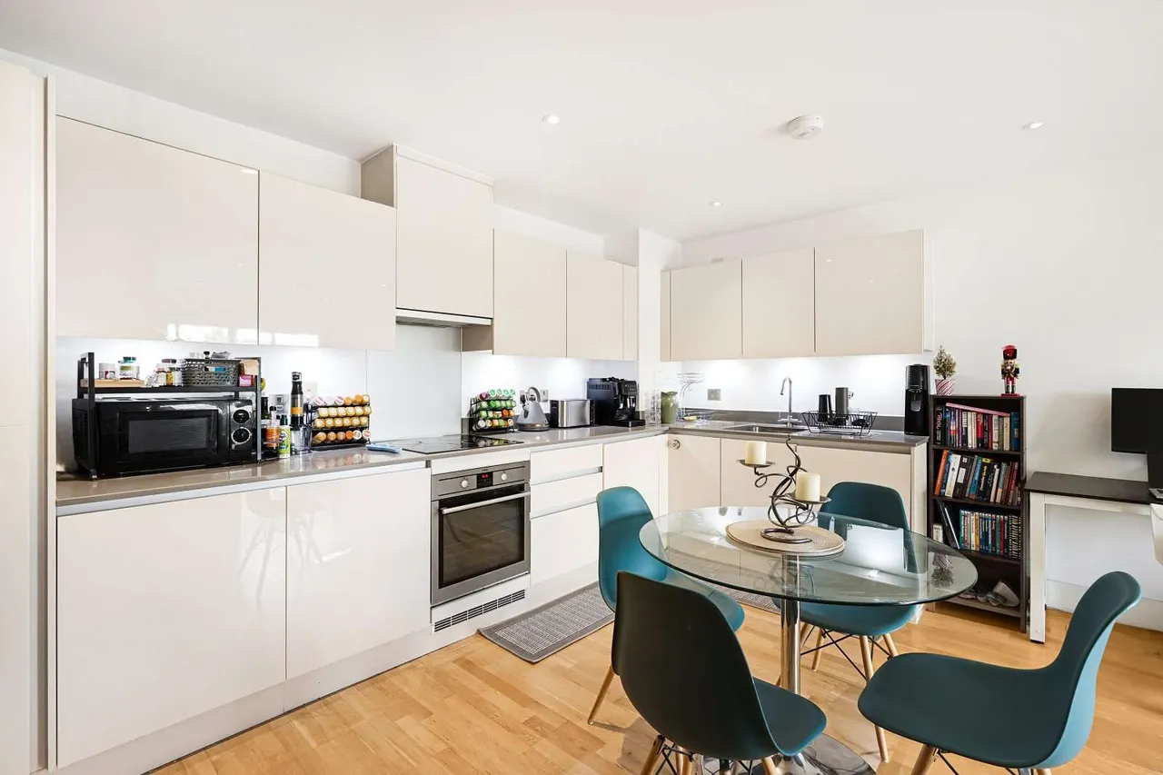 Streatham High Road, London, SW16, photo 2