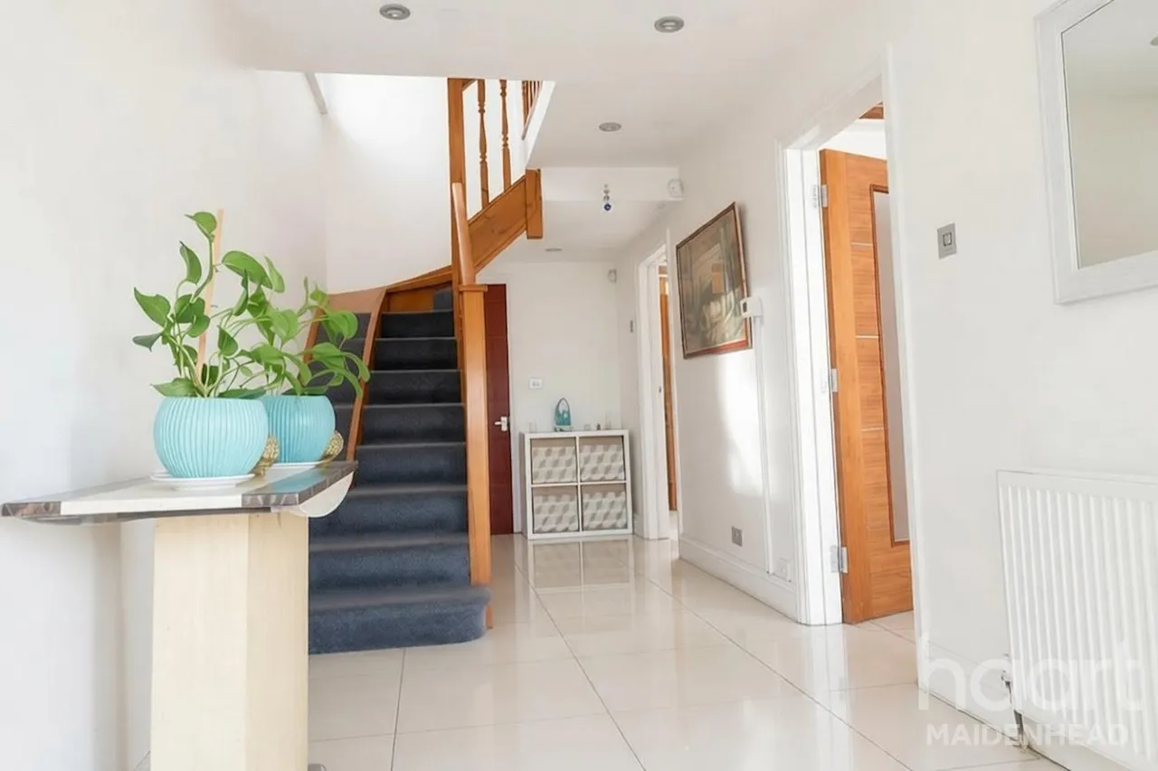 London Road, Slough, SL3, photo 2