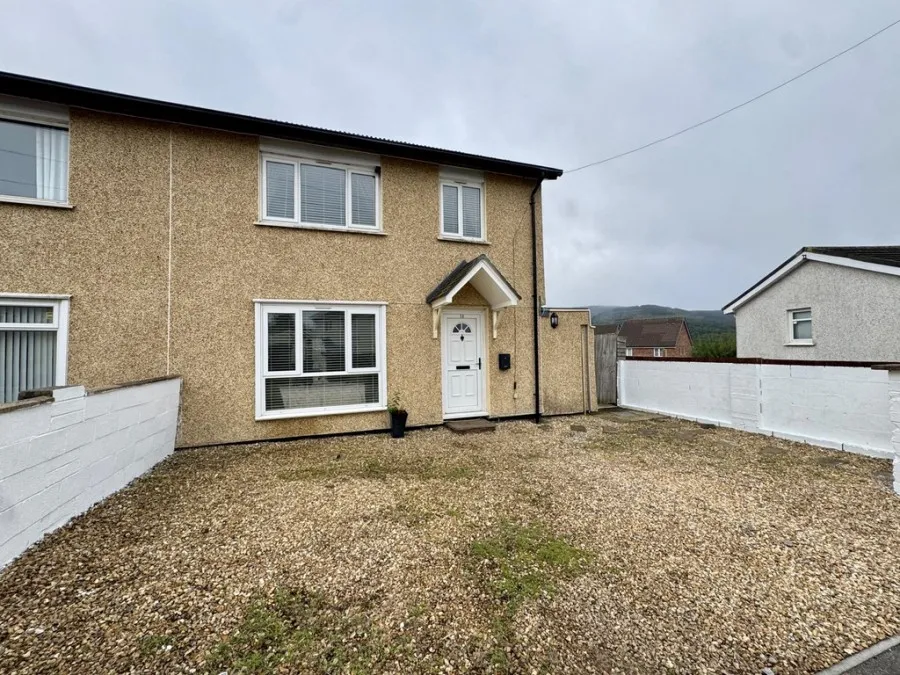 3 bed house for sale, Aneurin Crescent, Twynyrodyn, CF47