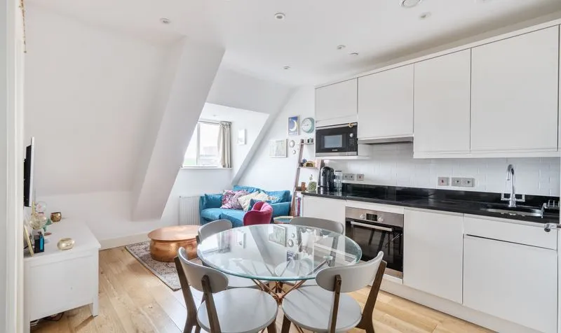1 bed flat for sale — South Street, Epsom, KT18