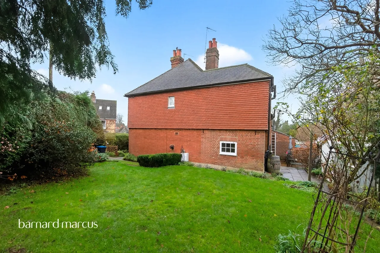 Barfields, Bletchingley, RH1, photo 11