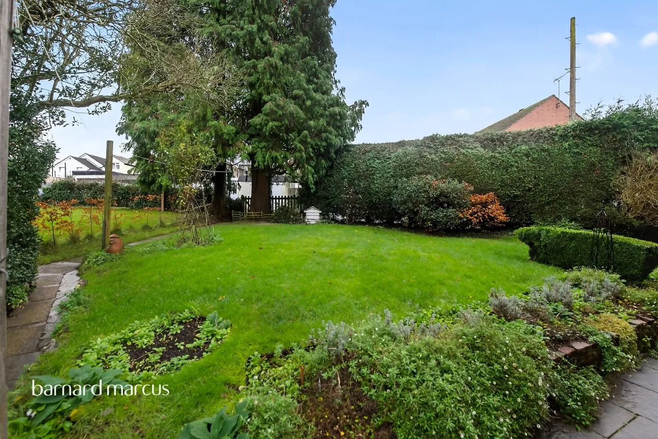 Barfields, Bletchingley, RH1, photo 2