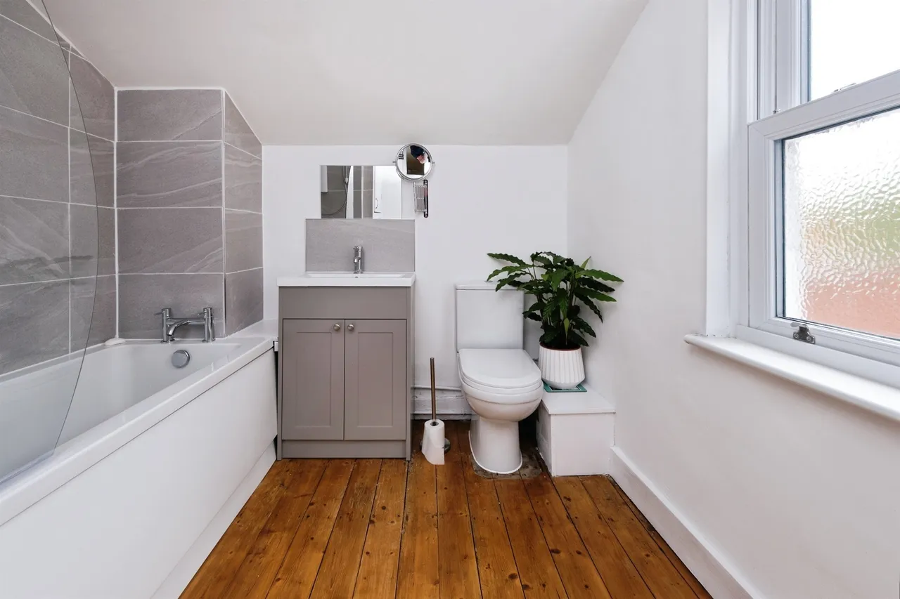 Bury Avenue, Newport Pagnell, MK16, photo 13