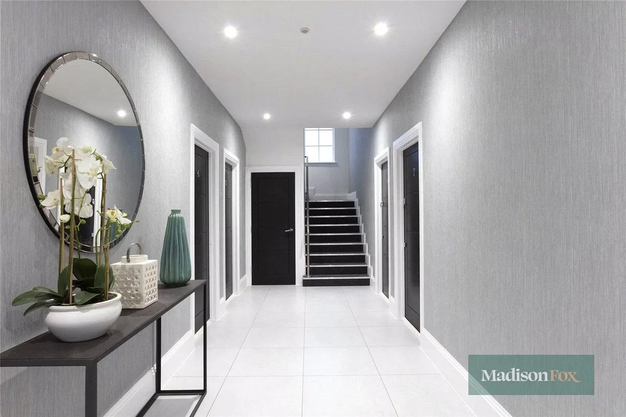 Manor Road, Chigwell, IG7, photo 2