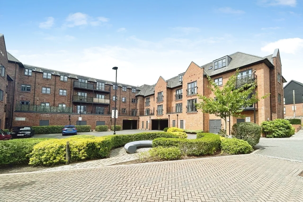 2 bed flat for sale — Carter Court, Hook, Hampshire, RG27 9AD
