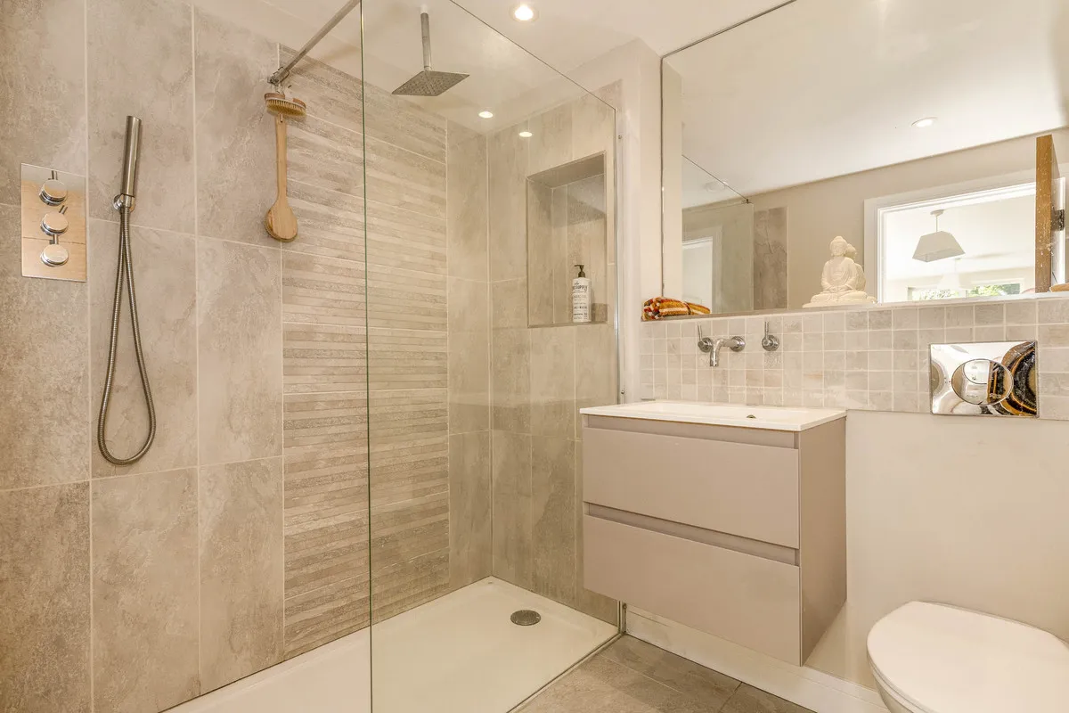 Walliswood, RH5, photo 12