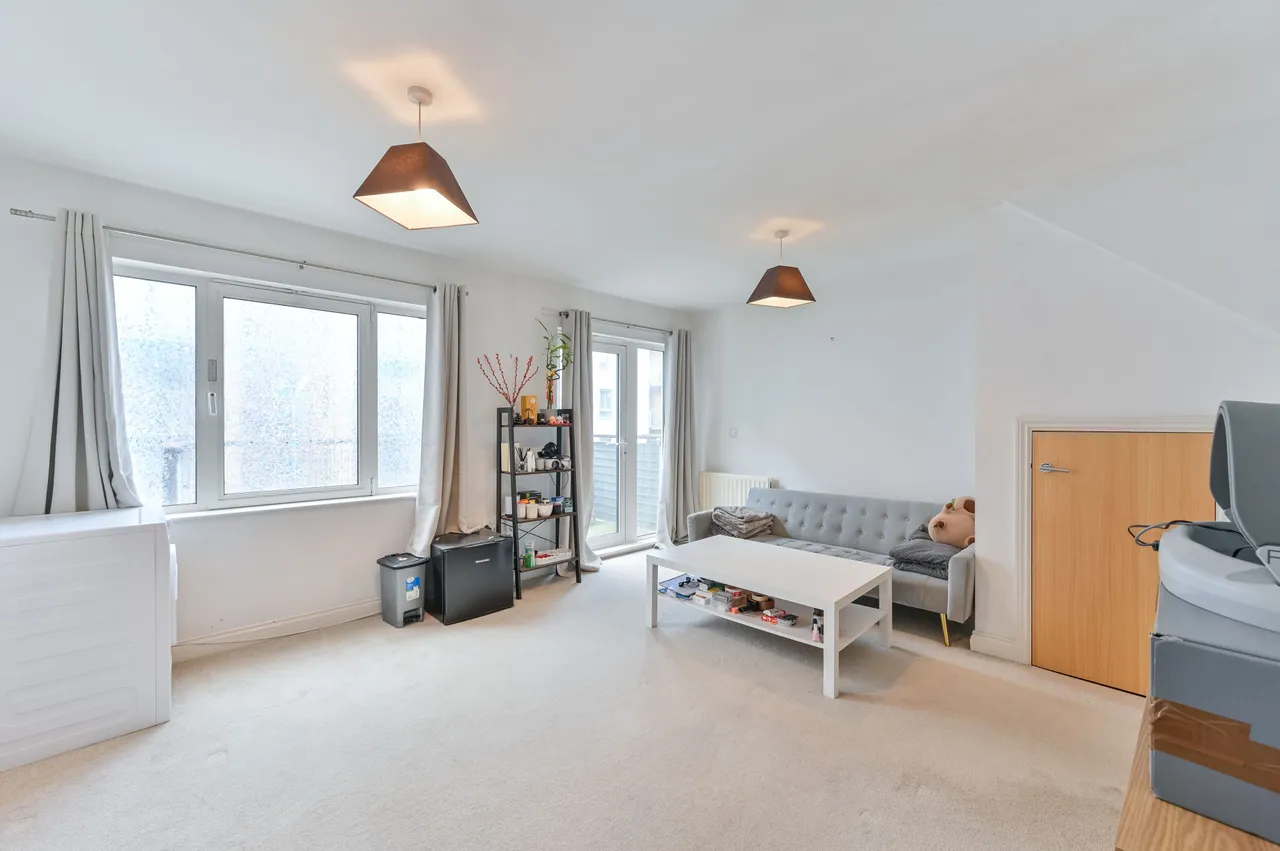 2 bed flat to rent — 77 Claremont Street, London