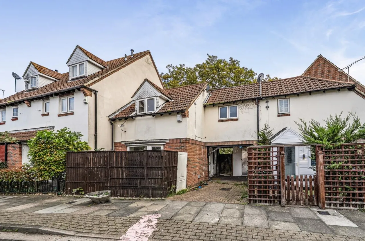 2 bed house for sale, Nickelby Close, London, SE28