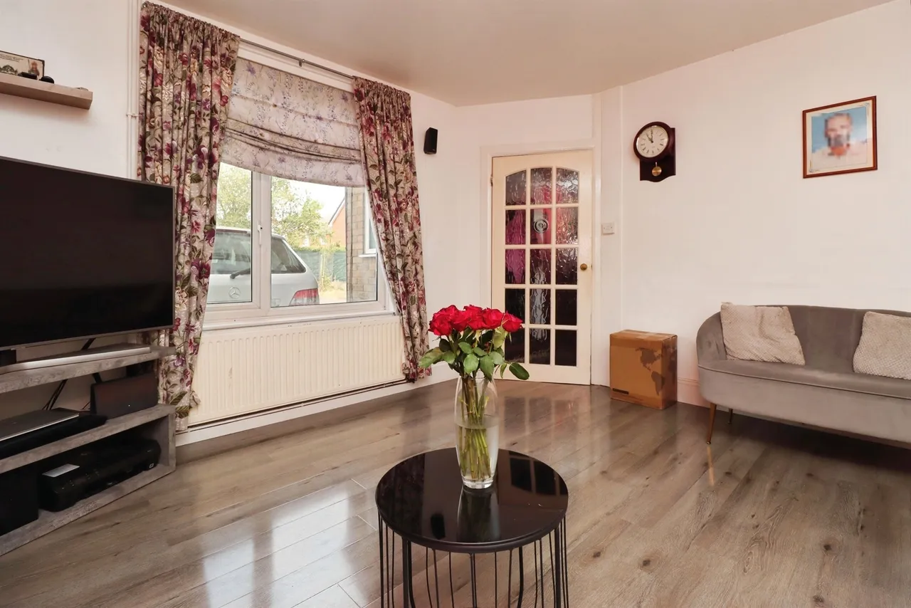 Laburnum Crescent, Kettering, photo 3