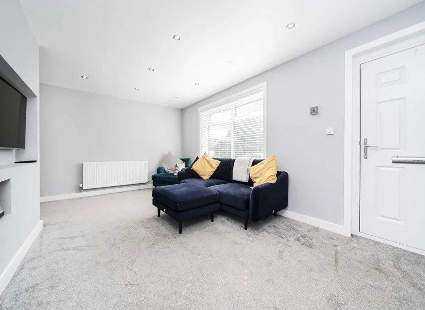 Oakington Drive, Sunbury-On-Thames, TW16, photo 2