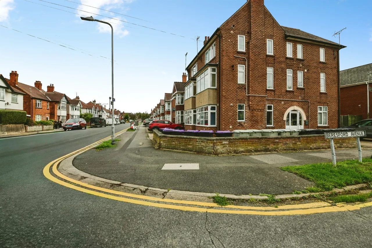 2 bed flat for sale — Beresford Avenue, Skegness