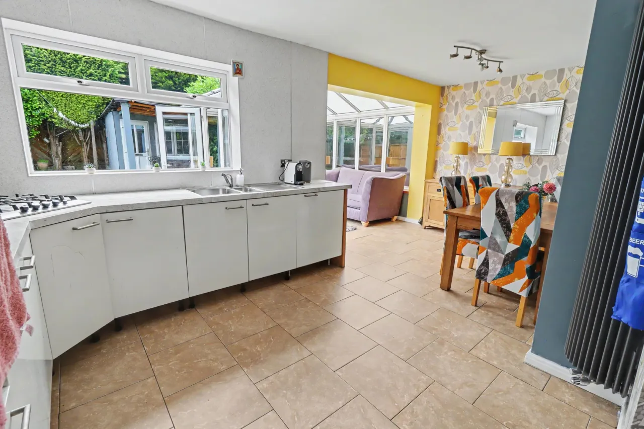 Applewood Crescent, Stoke-On-Trent, photo 5