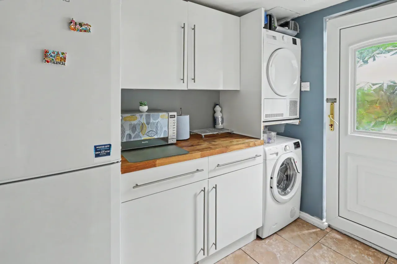 Applewood Crescent, Stoke-On-Trent, photo 8