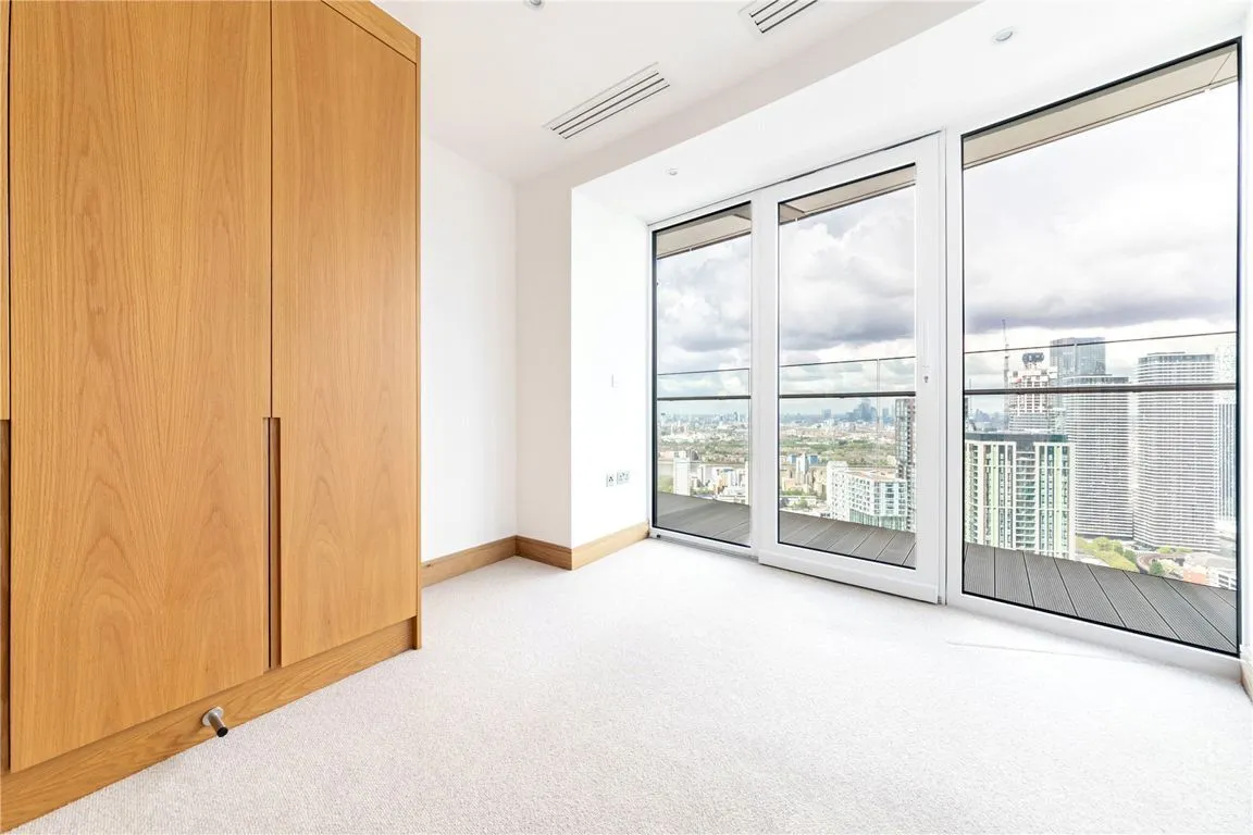Crossharbour Plaza, London, photo 8