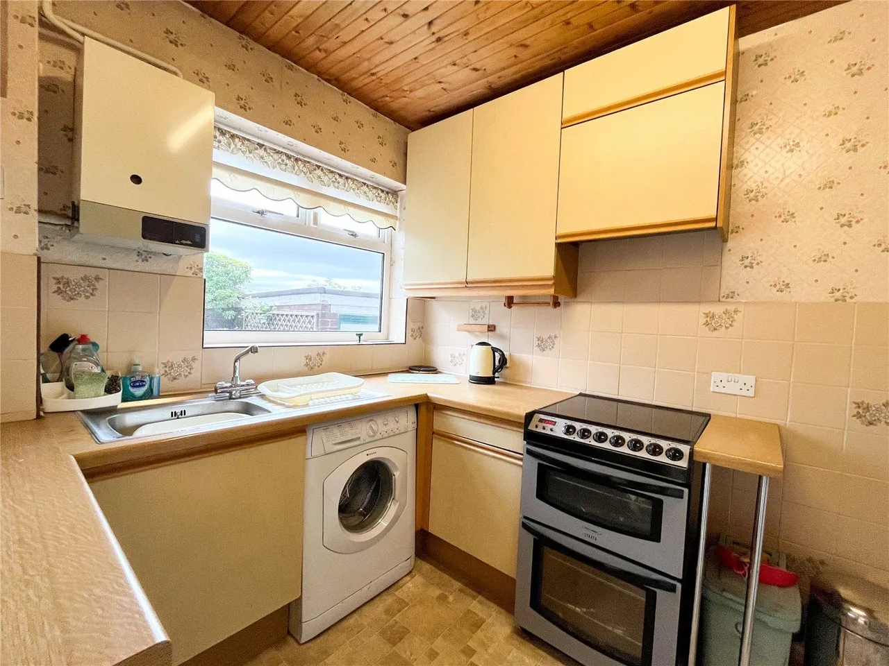 Link Road, Springhead, OL4, photo 6