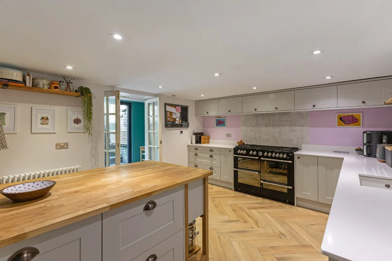 The Avenue, Cirencester, Gloucestershire, GL7 1EJ, photo 3