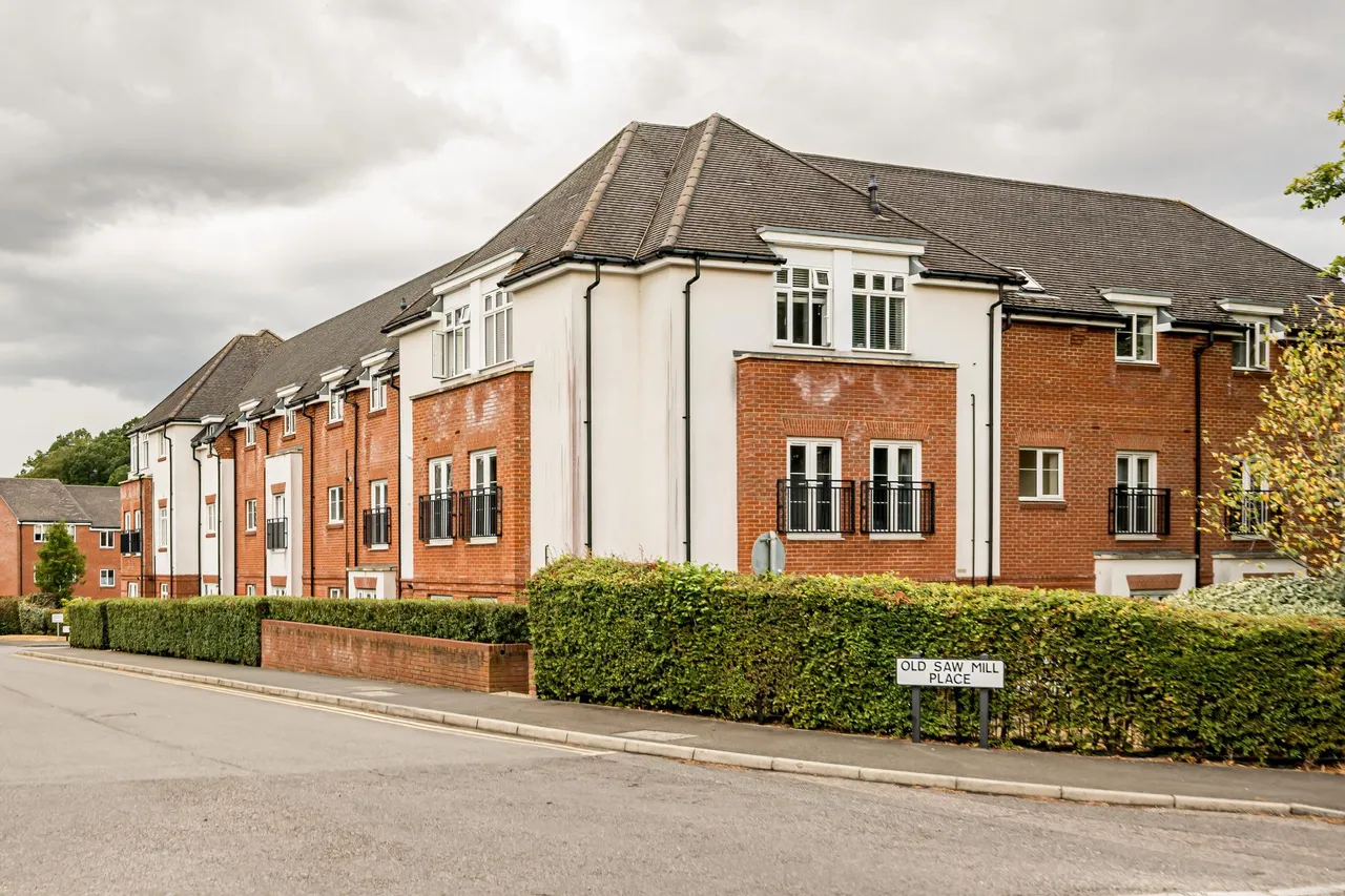 2 bed flat for sale, Old Saw Mill Place, Little Chalfont, HP6