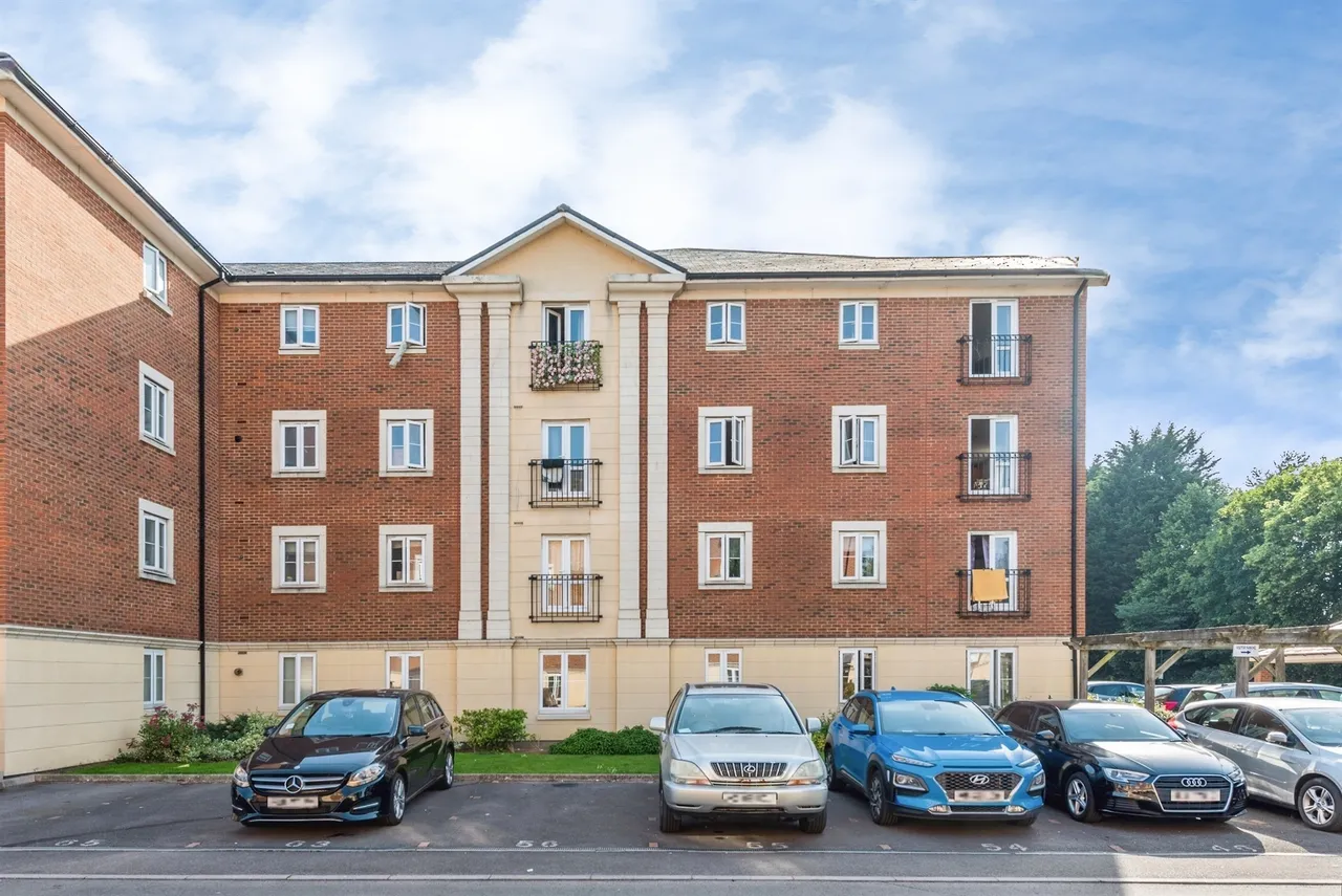 2 bed flat for sale — Brunel Crescent, Swindon