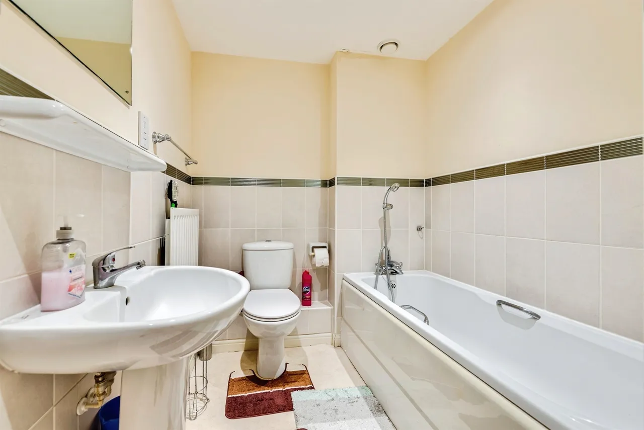 Brunel Crescent, Swindon, photo 7