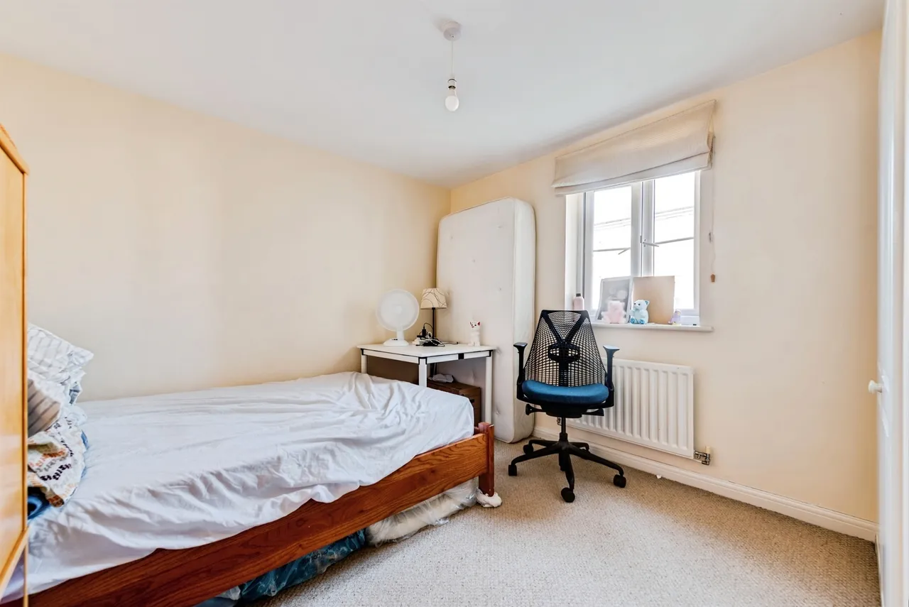 Brunel Crescent, Swindon, photo 4