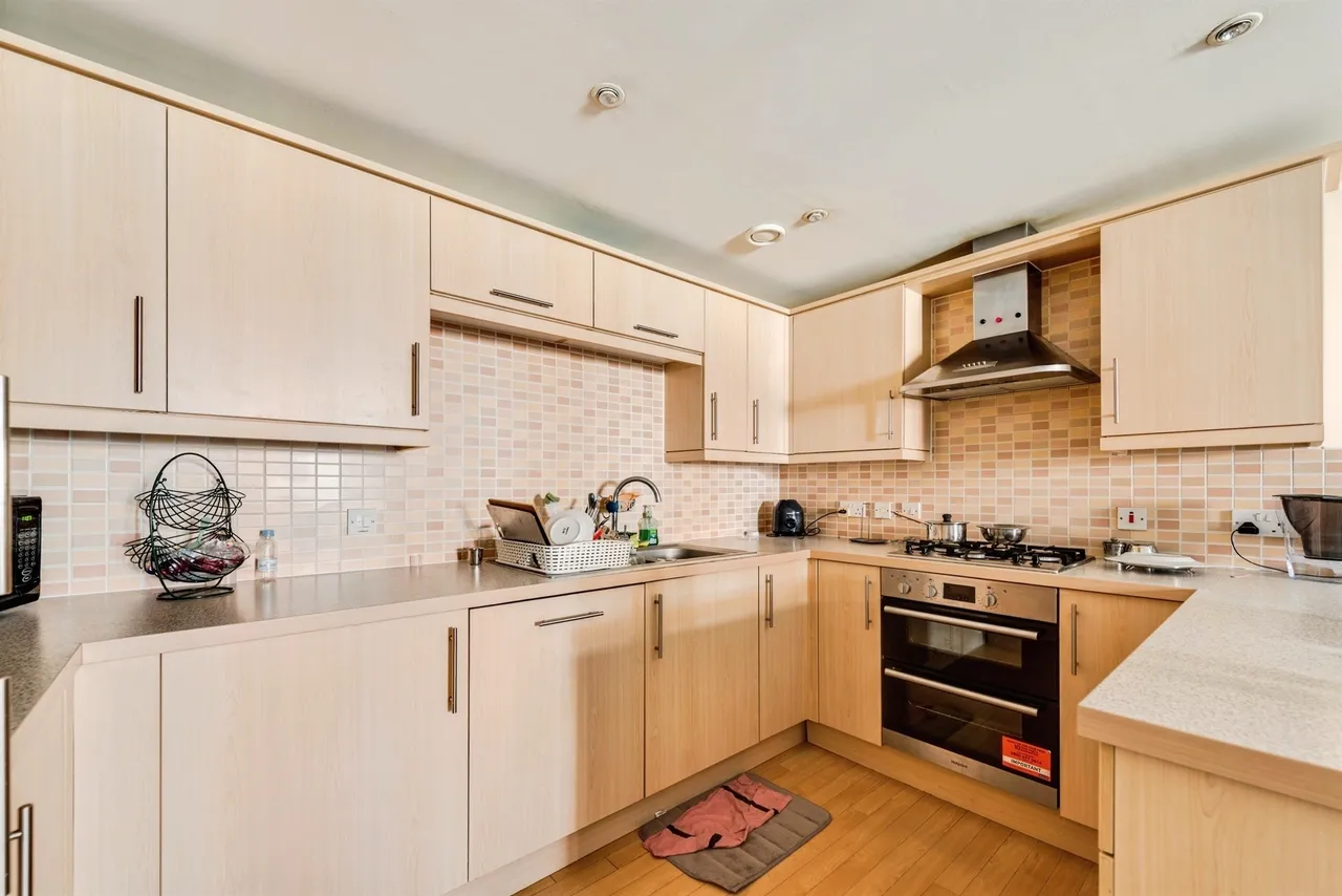 Brunel Crescent, Swindon, photo 3