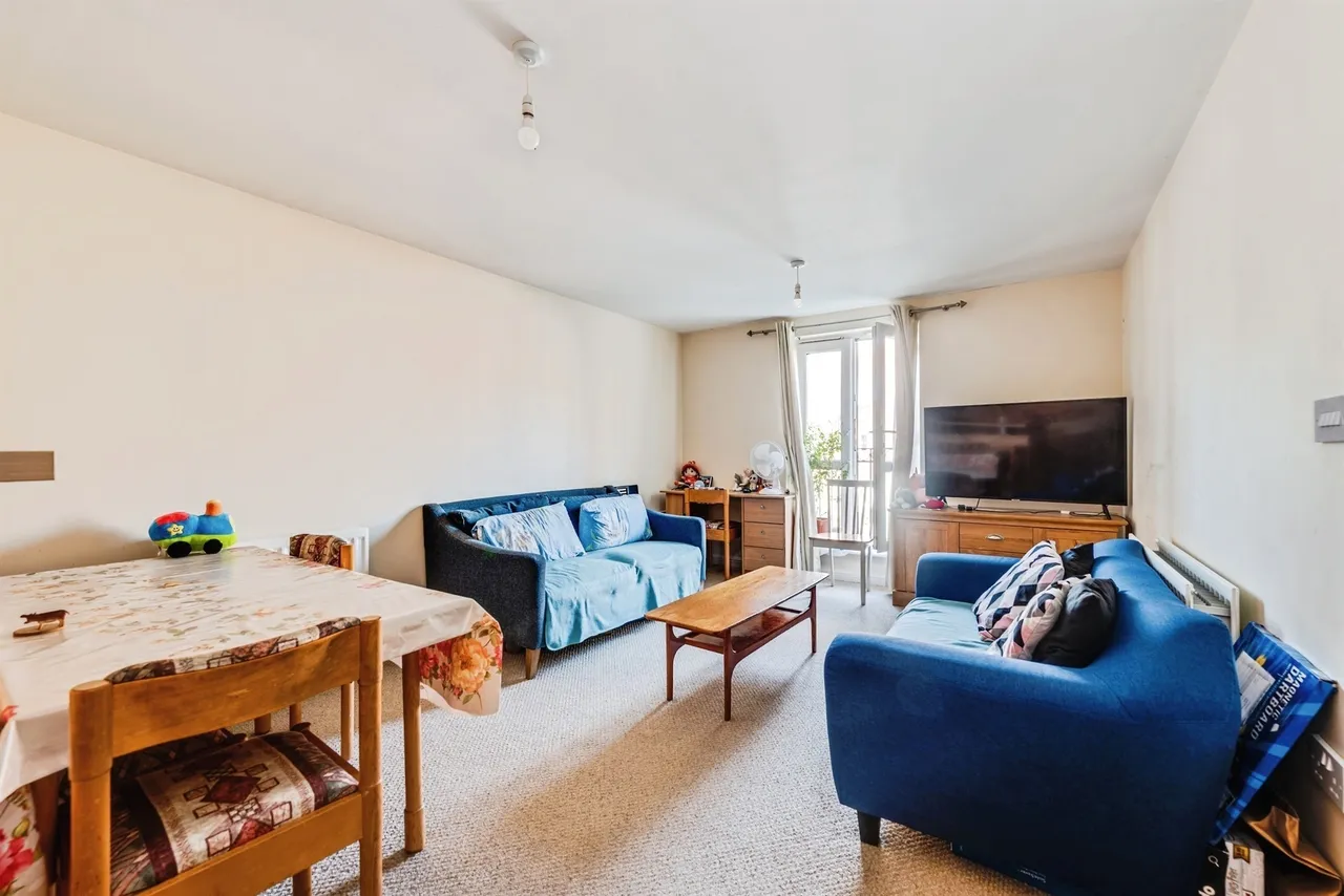 Brunel Crescent, Swindon, photo 2