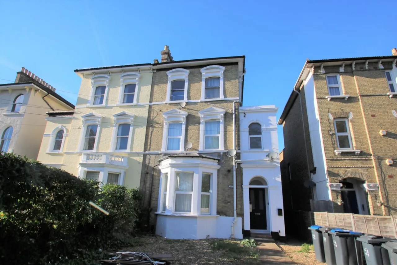 1 bed flat to rent — Woodside Green, Woodside, Surrey
