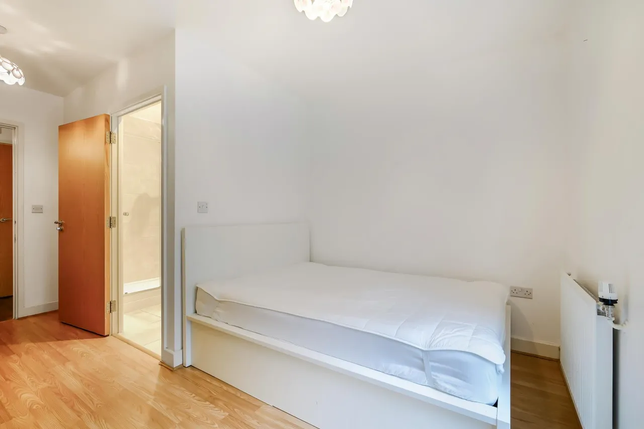 Agnes George Walk, E16, photo 9