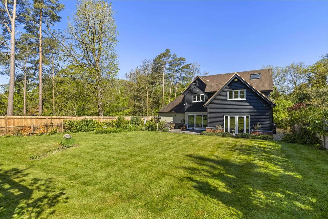 Roundals Lane, Hambledon, Godalming, Surrey, GU8 4EA, photo 3