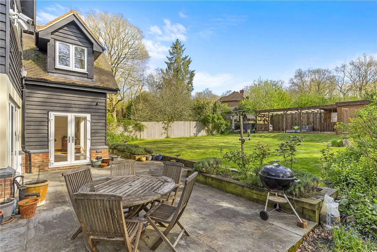 Roundals Lane, Hambledon, Godalming, Surrey, GU8 4EA, photo 11