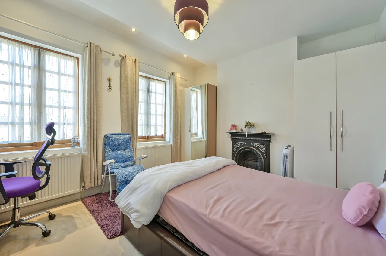 95 Gladstone Road, London, photo 12